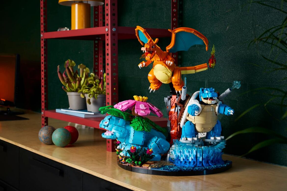 Trzy pierwsze zestawy LEGO Pokémon z 2026 – Eevee, Pikachu i Poké Ball oraz duży model z Venusaur, Charizard i Blastoise.